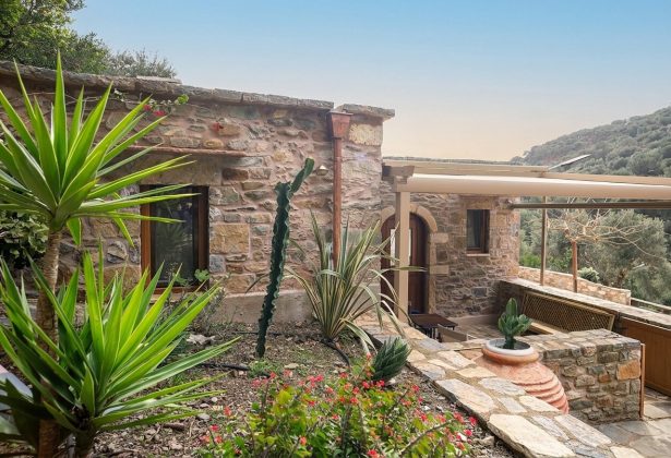 βιλα με ομορφη αυλή